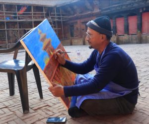 हनुमानढोका दरबार सङ्ग्रहालय विकास समितिले हरेक शनिबार आयोजना गर्ने ‘क्यानभासमा हनुमानढोका प्रतिविम्ब’ कला कार्यशालाअन्तर्गत बिहीबार हनुमाढोको मूल चोकमा चित्र कोर्दै उत्तम डङ्गोल । तस्बिरः रत्न श्रेष्ठ/रासस